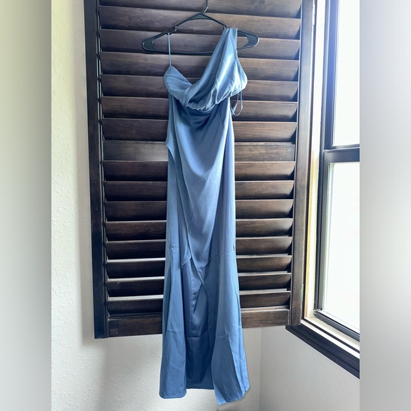 NWT - Showpo 	
SANDARA ONE SHOULDER STRAPPY BACK MAXI DRESS - Picture 2 of 5